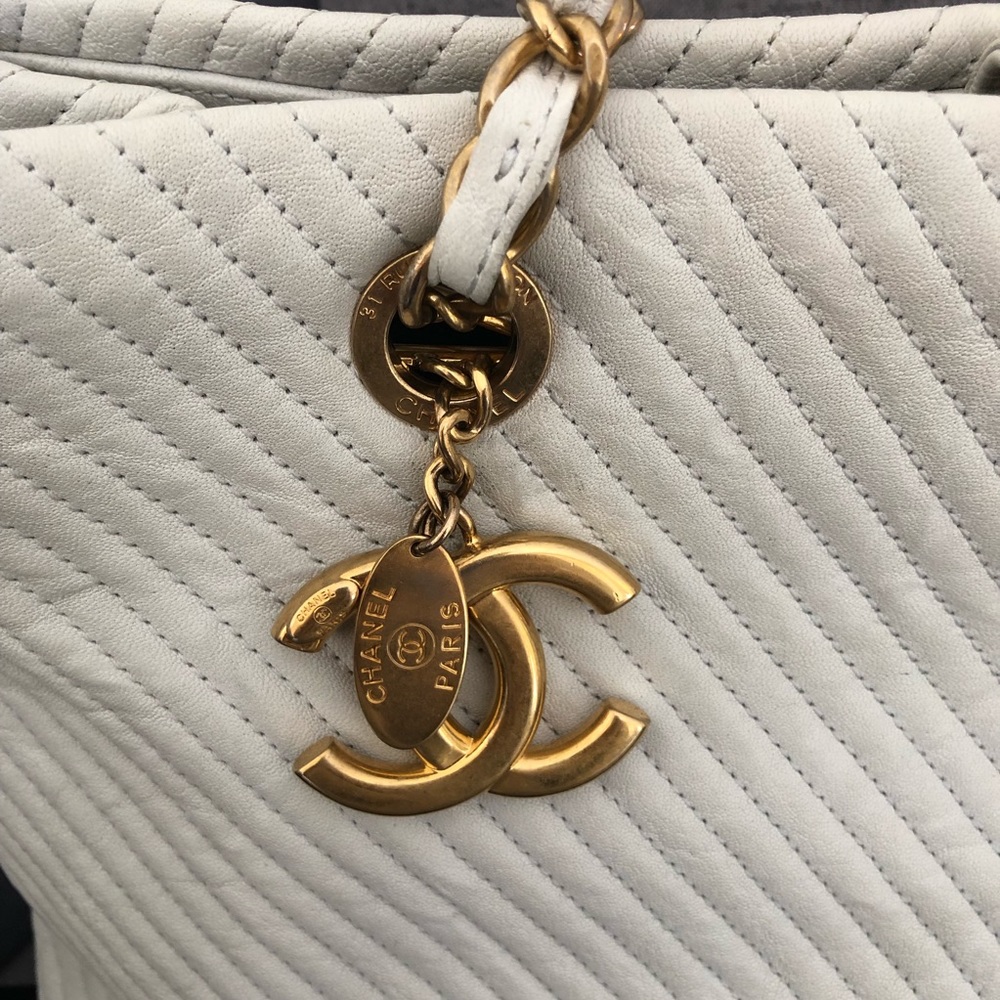 ❗️TRADED❗️CHANEL Calfskin Medallion Chevron Tote - Picture 4 of 8